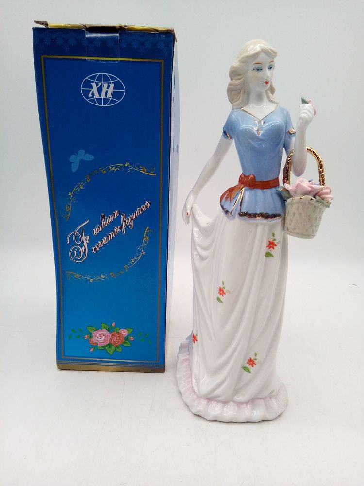 Сувенир Дама с корзин в шляпе 28см 495 (03179)